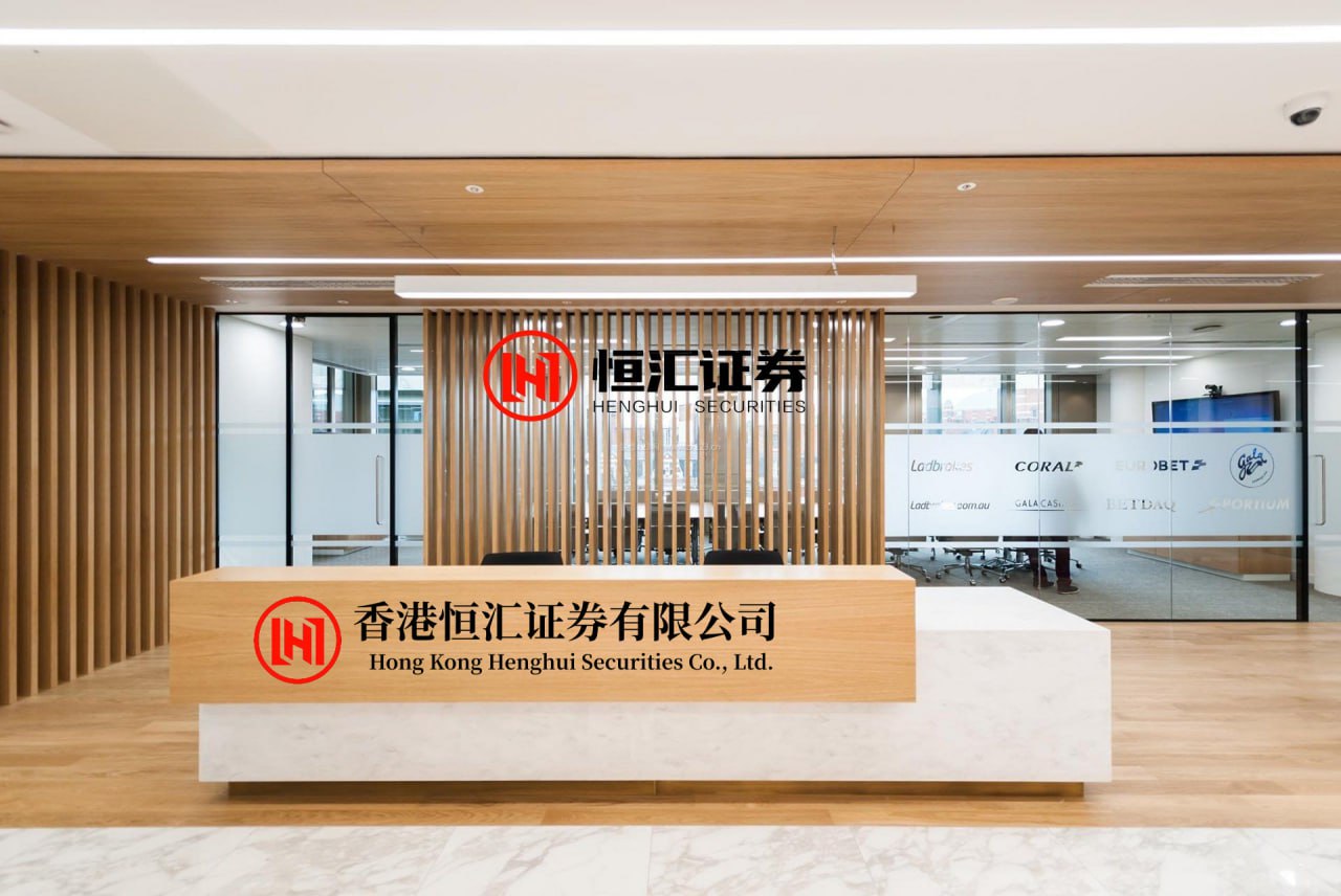 逸富盈策略平台 用监控偷窥小狗，它一直在等主人回家...